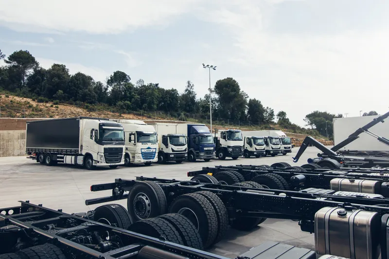 Zona de exposición de camiones Rabert Trucks