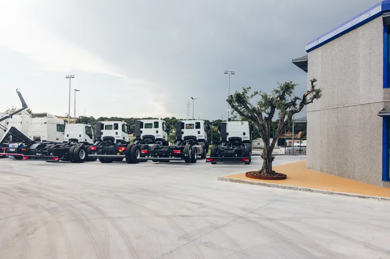 Camiones industriales en exposición